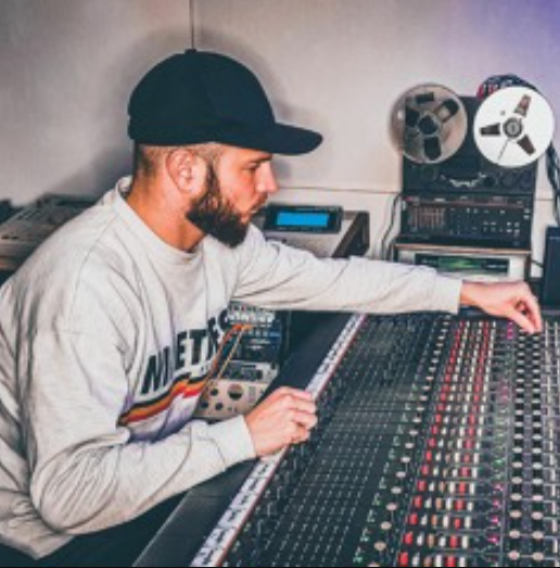 Tommy Vamoz Making a 90's Boombap Beat from Vinyl on the mpc 60